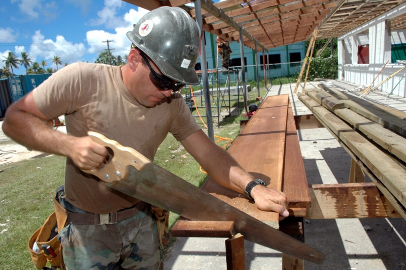 ebeniste-GAREOULT-min_worker_construction_building_carpenter_male_job_build_helmet-893290